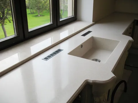 Столешница с влитой мойкой для кухни