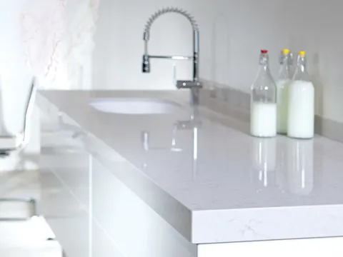 Бежевая столешница из искусственного камня