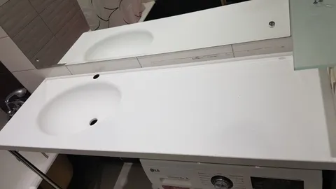 Прямая столешница с литой раковиной