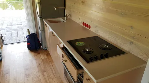 Прямая столешница для дачи с раковиной