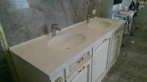 Столешница с двумя влитыми раковинами в ванную комнату