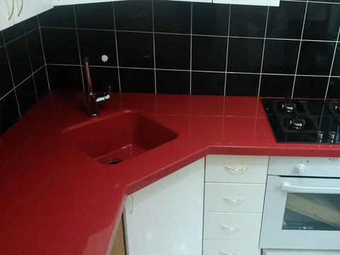 Красная столешница с интегрированной мойкой для кухни