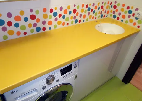 Желтая столешница для ванной под стиральную машину