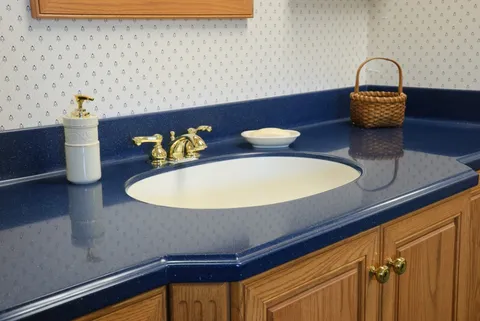 Синяя столешница под раковину в ванную