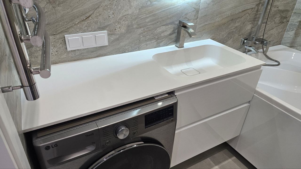 Готовая столешница с интегрированной раковиной над стиральной машиной