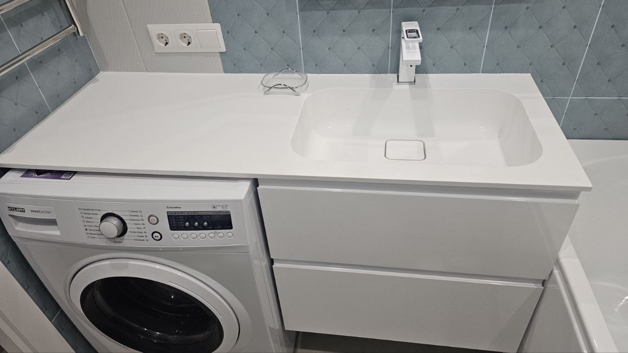 Готовая столешница с интегрированной мойкой над стиральной машиной