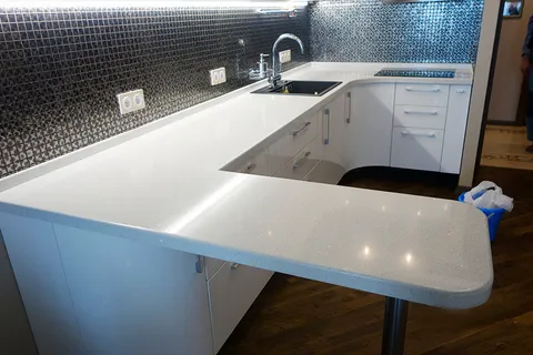 Г-образная столешница на кухню